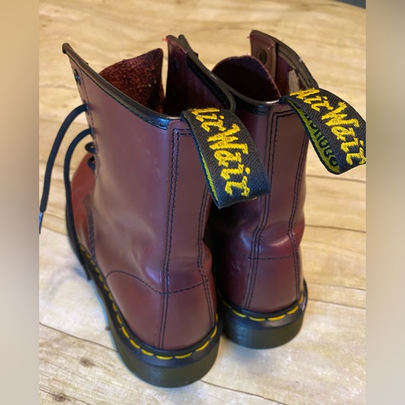 Dr. Martens Red leather lace up combat boots - size women’s 9 - Picture 2 of 5